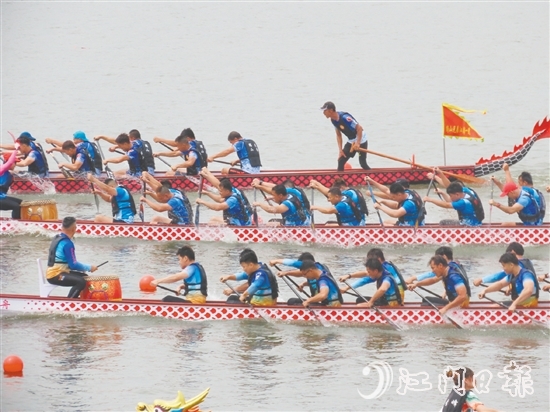 5月31日上午，2025年開平市國際龍舟邀請賽成功舉行，36支國內外龍舟隊亮相潭江，飛馳競渡。
