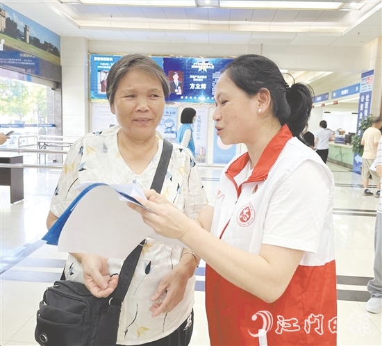 黨員志愿者為老年人提供全流程“暖心陪伴”服務(wù)。