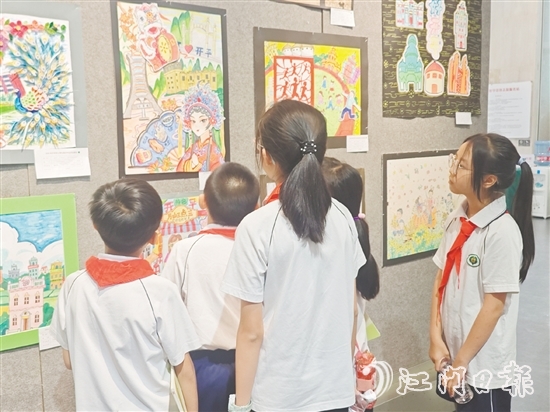 充滿童趣的繪畫作品吸引不少學(xué)生駐足欣賞。