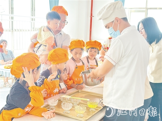 禮樂(lè)街道黨群服務(wù)中心邀請(qǐng)面點(diǎn)師指導(dǎo)孩子們制作糕點(diǎn)。