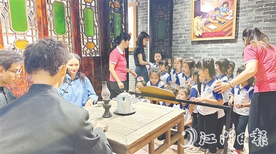 外海街道攜手江門幼師，打造“行走的思政課”，帶領(lǐng)青少年體悟革命先輩的精神。