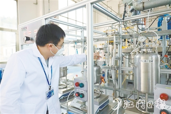 胡楊對生產(chǎn)步驟進行檢查。