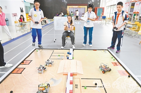 青少年機(jī)器人競賽現(xiàn)場。