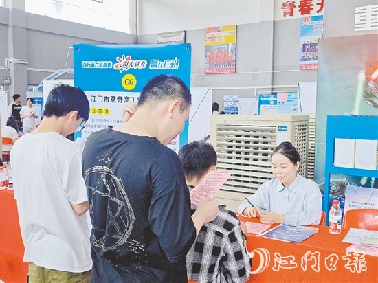 招聘會現(xiàn)場，企業(yè)與求職者充分溝通。