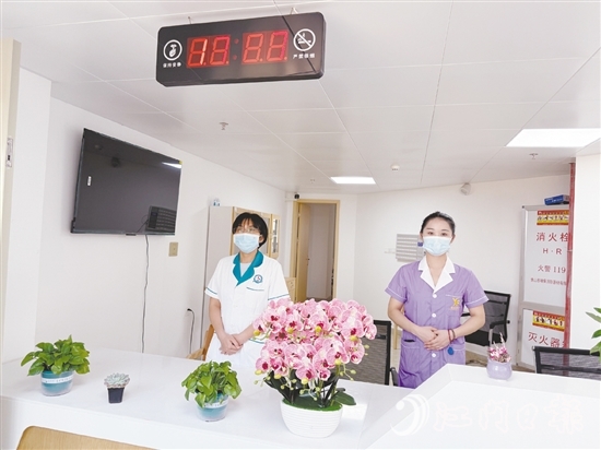 鶴山工業(yè)城養(yǎng)老服務(wù)中心設(shè)置呼叫站，確保長者能及時享受專業(yè)的護(hù)理和醫(yī)療服務(wù)。