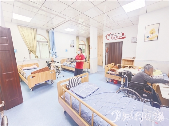 在鶴山市社會福利院，長者們的房間變得更加明亮、舒適。