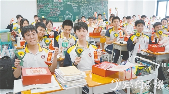 江門一中高三（13）班班主任和家委給同學們準備了“高考加油包”。