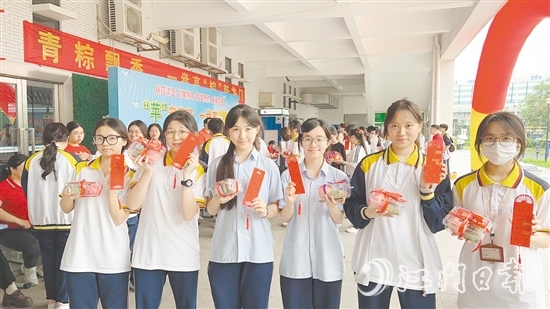 培英高中為學生送上“高考福袋”。