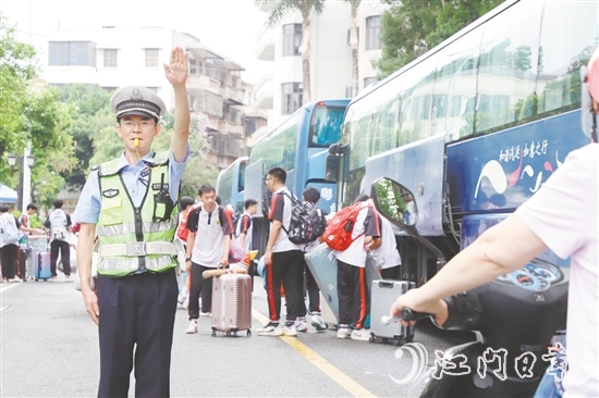 臺山交警護送高考考生。臺山公安供圖