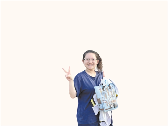 昨日下午數(shù)學(xué)考試結(jié)束，在江門一中考點，一位考生笑容滿面地走出考場。