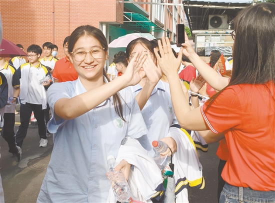 培英高中送考現(xiàn)場，學(xué)生自信從容，笑容燦爛。