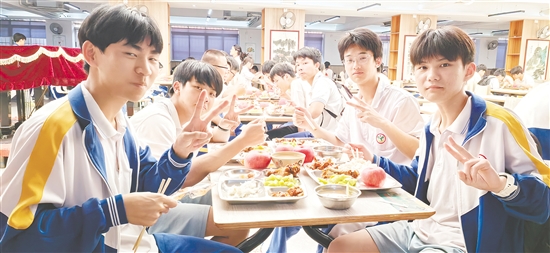 新會陳經(jīng)綸中學(xué)考點，高考加油餐葷素搭配，考生們吃得很開心。