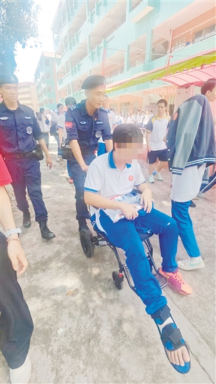 棠下中學(xué)考點一名考生行動不便，民警立即響應(yīng)一路護(hù)送考生，成為考生的可靠“拐杖”。