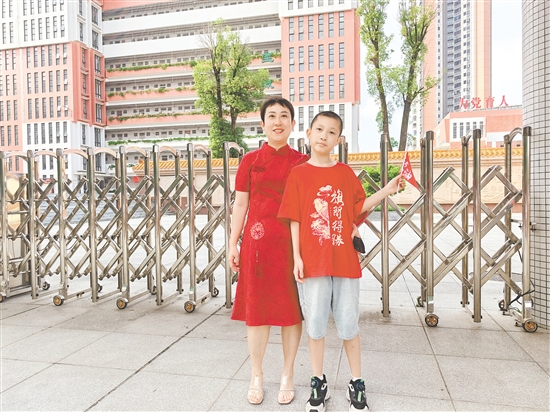 關(guān)女士穿著紅色旗袍為大兒子加油，寓意“開門紅”。