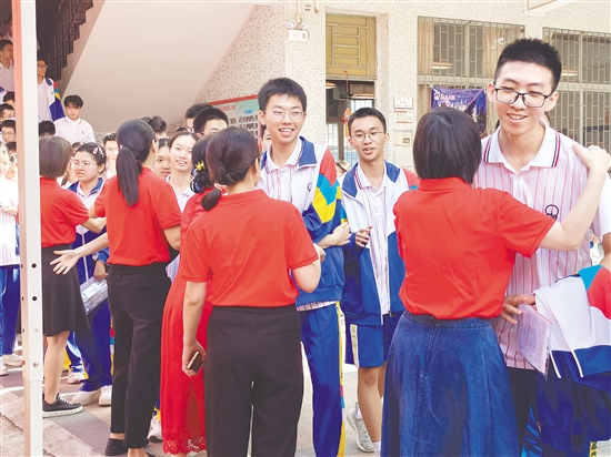 考前，老師與考生擊掌擁抱，給予他們溫暖與力量。