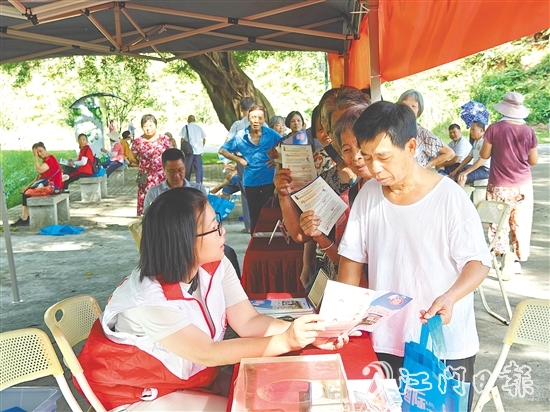 工作人員向市民宣傳新修訂的檔案法，普及家庭檔案建檔知識(shí)。