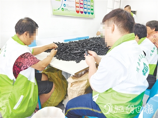 在恩平市殘聯(lián)的大力支持下，“天使助殘”殘疾人手工坊拓寬輔助就業(yè)渠道，幫助更多殘疾人就業(yè)增收。