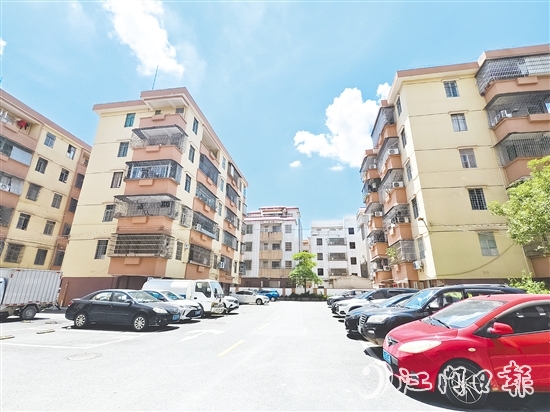 經(jīng)委飛鵝新村經(jīng)過老舊小區(qū)改造后面貌大不相同，道路整潔、停車有序、樓面亮麗。