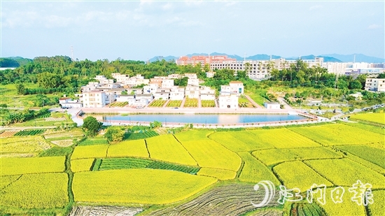 大槐鎮(zhèn)河灣村猶如拼色圖，美如畫卷。