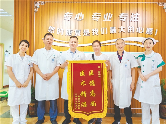 患者為醫(yī)護(hù)人員送上錦旗。