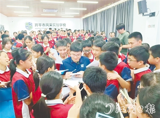 講座后，學(xué)生們紛紛找徐吉磊簽名留念。