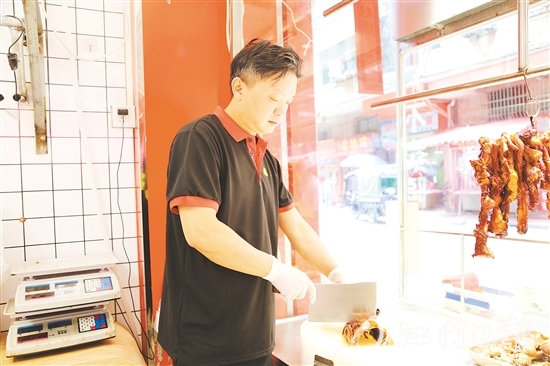 溫偉榮參加馬岡鵝烹飪技藝專業(yè)培訓班，收獲頗豐。