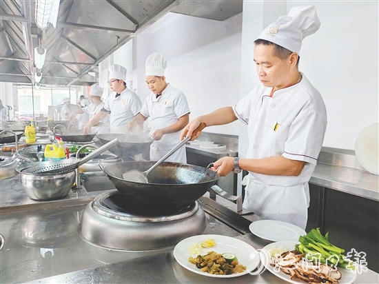 近年來，開平市人社局依托“粵菜師傅”技能大師工作室及企業(yè)實訓基地，累計培養(yǎng)持證“粵菜師傅”超1000人。