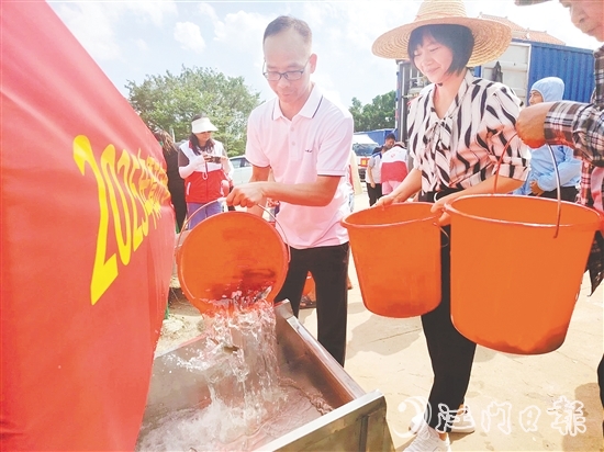 參與人員將魚苗緩緩倒入放流槽。