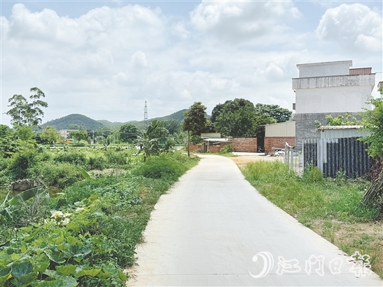 曾經(jīng)泥濘的道路經(jīng)過改造后，面貌煥然一新，村民出行、農(nóng)產(chǎn)品運輸更方便了。