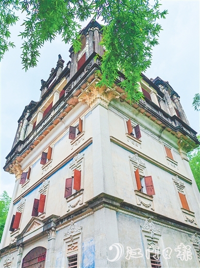 升峰樓保存完好，游客可以從樓內(nèi)保留下來的用品，了解前人的生活。