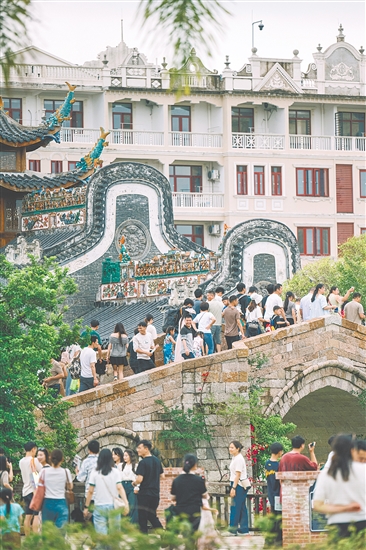 赤坎華僑古鎮(zhèn)游人如織。