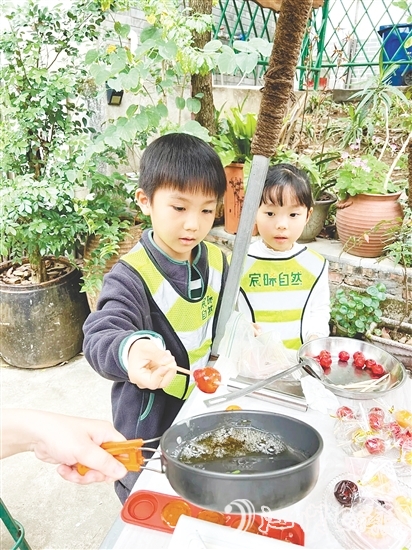 孩子們用自己采收的甘蔗熬糖水制作糖葫蘆，感受勞動(dòng)的樂趣。