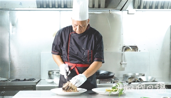 鐘景維多年來潛心研究新會陳皮藥膳菜譜。