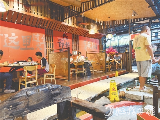 近期，很多外地游客到新會石澗故事私房菜品嘗《三餐四季》同款陳皮藥膳。