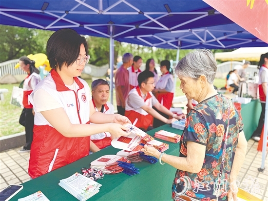工作人員向群眾普及檔案法、檔案法實施條例等法律法規(guī)知識，增強群眾的檔案法治觀念。