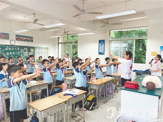 在實(shí)操環(huán)節(jié)，學(xué)生在專業(yè)師資的指導(dǎo)下學(xué)習(xí)急救技能。