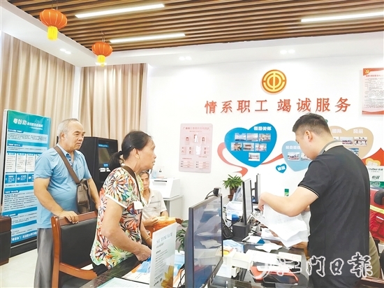 為解決漁民換證難題，工會直接將服務(wù)臺搬到漁港。