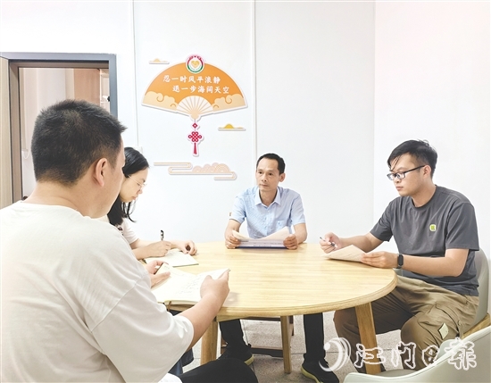 羅哲敬（右）用腳步丈量土地，用真情化解堅(jiān)冰。