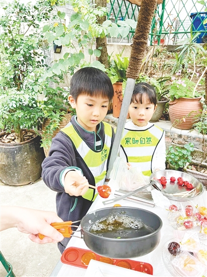 孩子們用自己采收的甘蔗熬糖水制作糖葫蘆，感受勞動的樂趣。