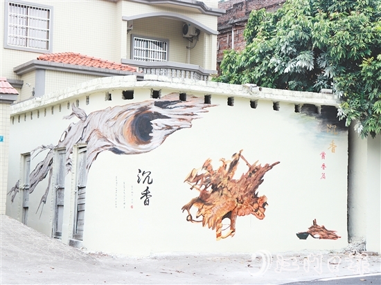 坑尾村在農(nóng)房墻面畫(huà)上沉香墻繪，營(yíng)造濃厚的沉香文化氛圍。