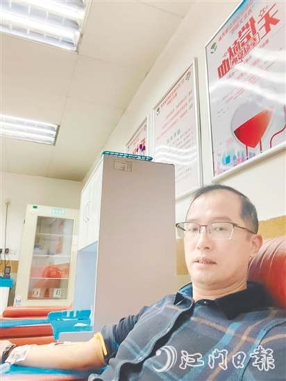 易國城在江門市中心血站獻(xiàn)血。