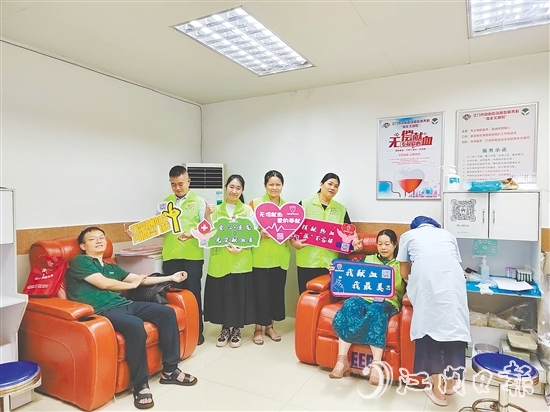 鶴山市無償獻(xiàn)血義工隊(duì)隊(duì)員在江門市中心血站獻(xiàn)血。