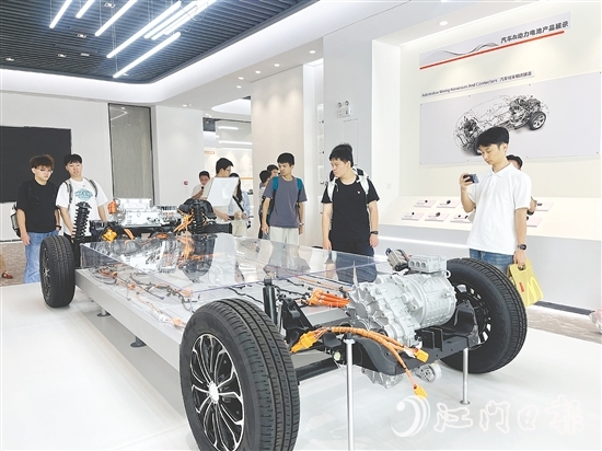 在鶴山市得潤電子科技有限公司，學(xué)子們參觀了電子連接器及車聯(lián)科技產(chǎn)品的智能化生產(chǎn)線。