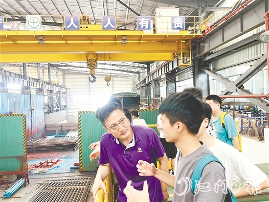 在廣東博盈特焊技術(shù)股份有限公司，企業(yè)代表與學(xué)子們在生產(chǎn)一線進(jìn)行交流。