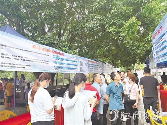 招聘會現(xiàn)場人來人往，各企業(yè)紛紛亮出自家“靚崗位”“好待遇”。