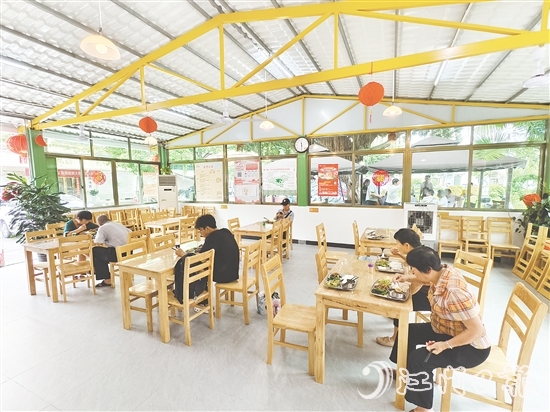 恩平市通過(guò)改建恩城街道小島社區(qū)一處老人時(shí)常聚集的活動(dòng)場(chǎng)所，引入餐飲機(jī)構(gòu)運(yùn)營(yíng)社區(qū)長(zhǎng)者食堂，滿(mǎn)足老人就餐需求。