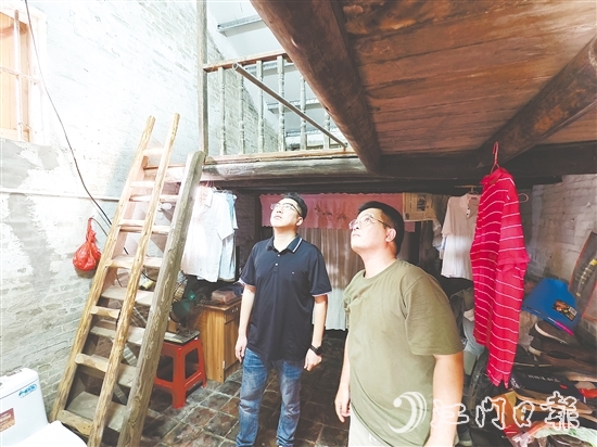 張正毅（左）與村干部一起到村中了解村民危房改造情況。