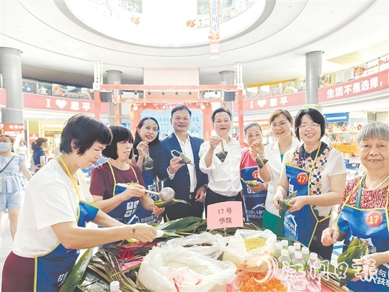 吳衛(wèi)均（左四）參加恩平市端午節(jié)慈善包粽活動，并為活動慷慨捐款。