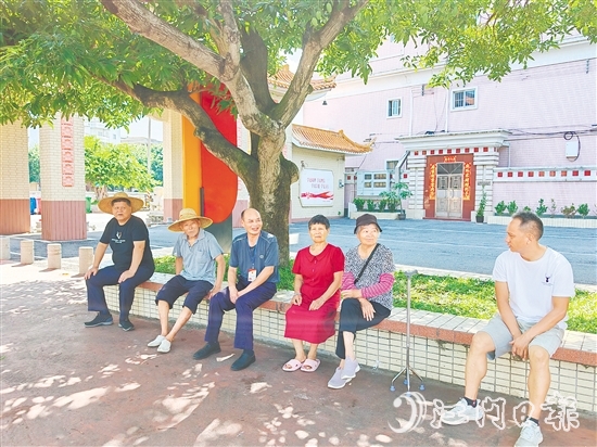 梁榮根（左三）與群眾交流。