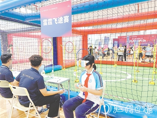 第九屆全國(guó)青少年無人機(jī)大賽廣東省賽（江門主站賽）中，相關(guān)項(xiàng)目的選手戴上VR眼鏡，通過“第一視角”操控?zé)o人機(jī)。